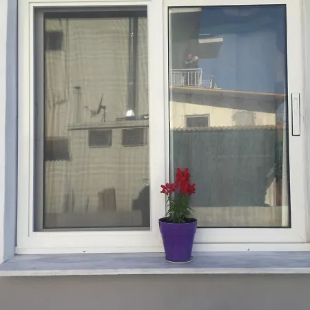 Apartment And Sea 1 *